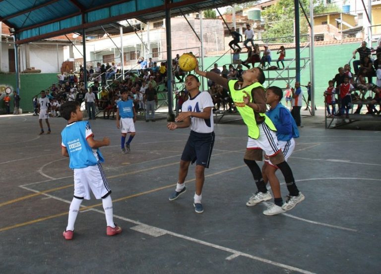 Arrancó el fútbol sala comunal en la sala techada de San Pedro de los Altos