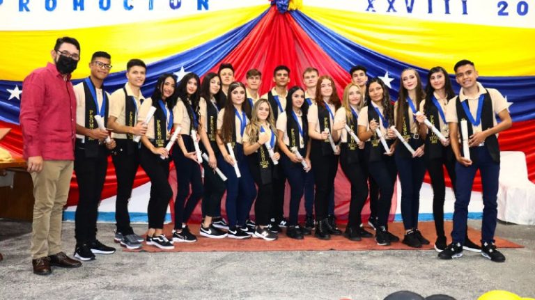 Estudiantes de la U.E.E «El Jarillo» celebraron junto al alcalde Farith Fraija su 28° promoción