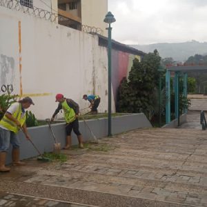 Cuadrillas y maquinaria pesada de Serviguaicaipuro se mantienen desplegadas en las siete parroquias