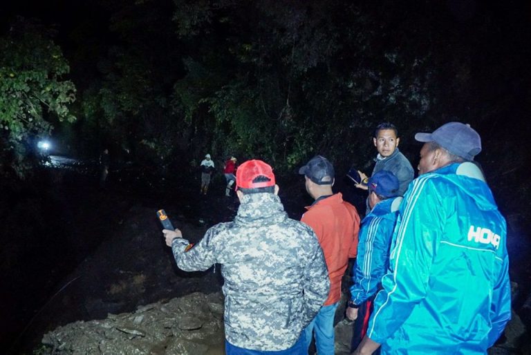 Alcalde Farith Fraija inspeccionó desplazamiento de talud en la parroquia El Jarillo motivado a las intensas lluvias