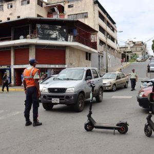 Ejecutan cambio de flechado en la calle Junín de Los Teques