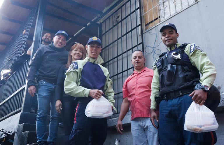 Funcionarios destacados de Poliguaicaipuro recibieron mega combos alimenticios