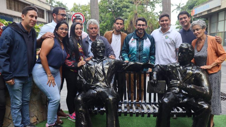 Gobierno municipal devela escultura de los hermanos Nazoa en el Bulevar Bermúdez de Los Teques