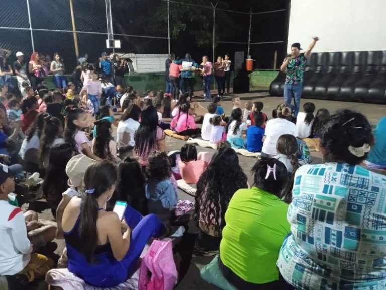 Cine Bajo las Estrellas llega a comunidad Los Amarillos