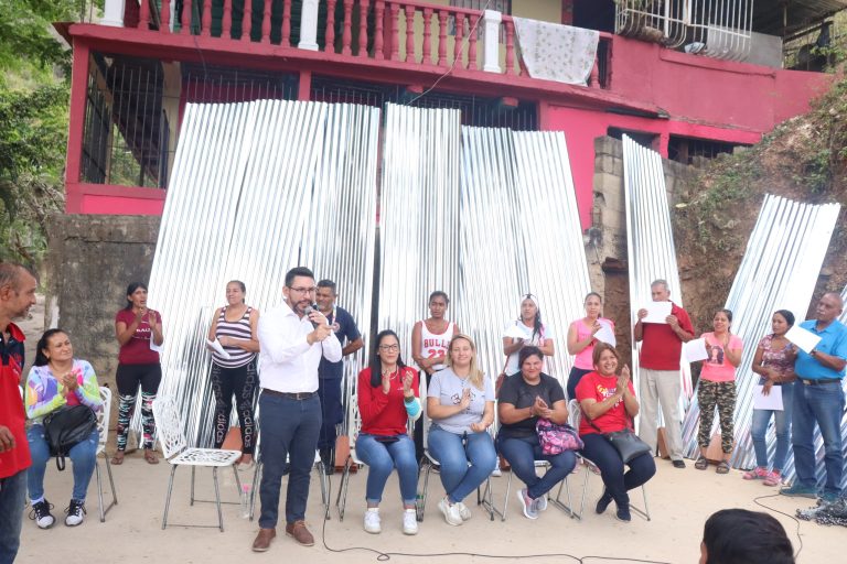 Veinte familias de Paracotos son beneficiadas con el Plan Techo impulsado por el alcalde Farith Fraija