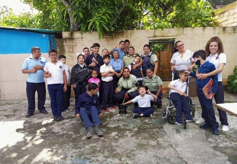 Policía Comunal dictó conversatorio en UEE Colegio de Educación Múltiple Cenedem