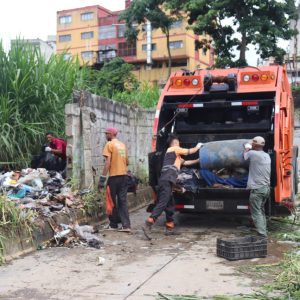 Gobierno municipal ejecutó jornada de saneamiento ambiental en la calle Negro Primero de Los Teques