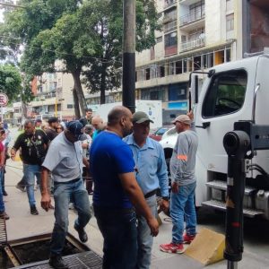 Alcaldía de Guaicaipuro apoyó a Corpoelec para extraer transformador dañado en la avenida Bermúdez de Los Teques