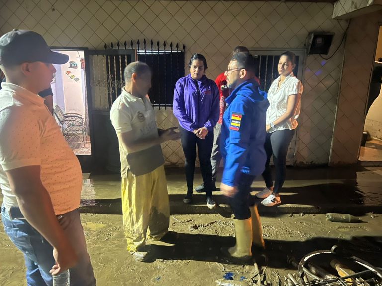 Más de 80 familias atendidas en emergencia por lluvia en Los Teques