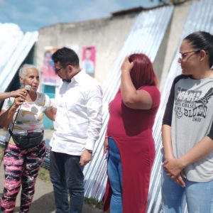 Alcalde Farith Fraija entregó techos a familias afectadas por lluvias en Guaremal