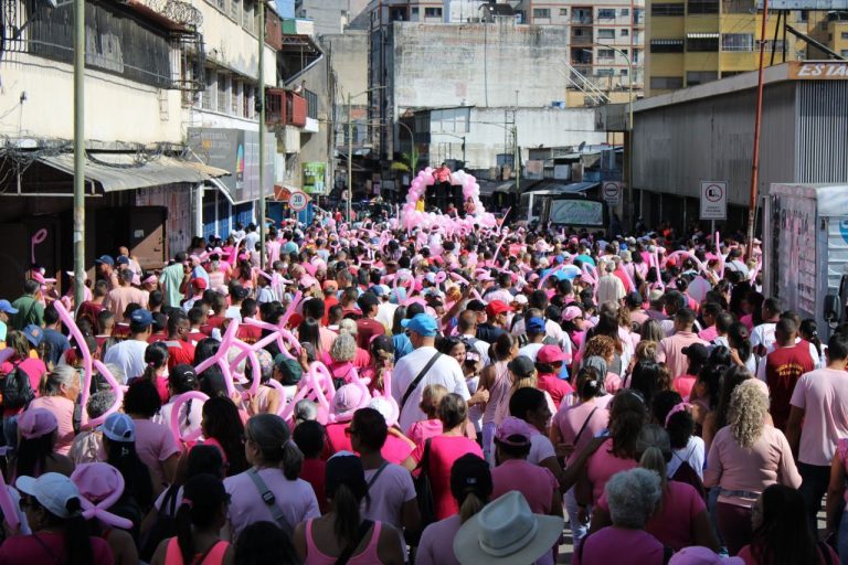 Caminata Rosa plenó calles de Los Teques