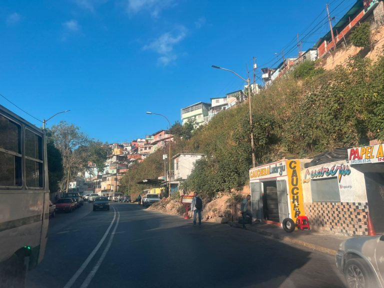 Bomberos ordenan desalojo de siete locales en la avenida Bertorelli Cisneros