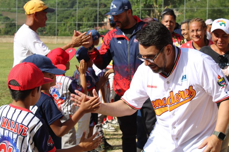 Niños, niñas y jóvenes acompañaron al alcalde Farith en reinauguración de Polideportivo en Paracotos