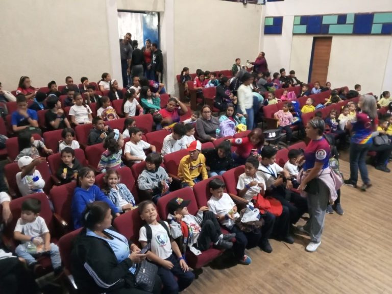 Más de 900 Niños y niñas han disfrutado del cine escolar en el Teatro Lamas.