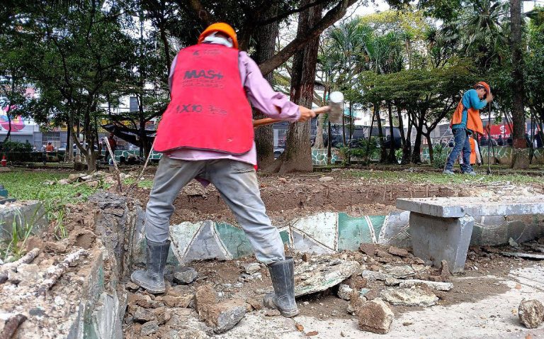 Iniciaron trabajos de demolición en la plaza Guaicaipuro
