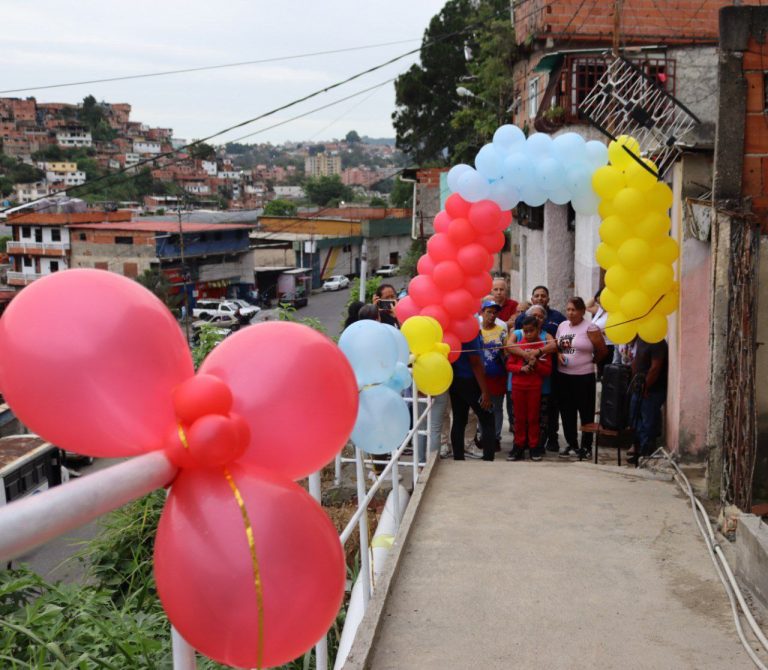 Sector I de barrio Ayacucho inauguro obra 31 en homenaje a Chávez.