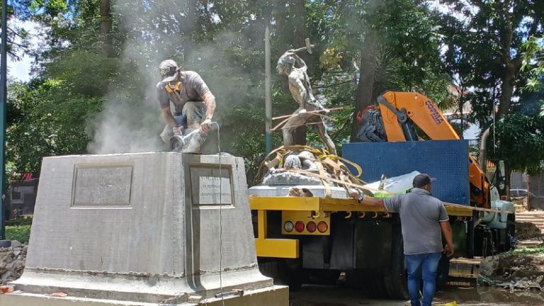 Trasladan estatua del cacique Guaicaipuro para continuar con la rehabilitación de la plaza.