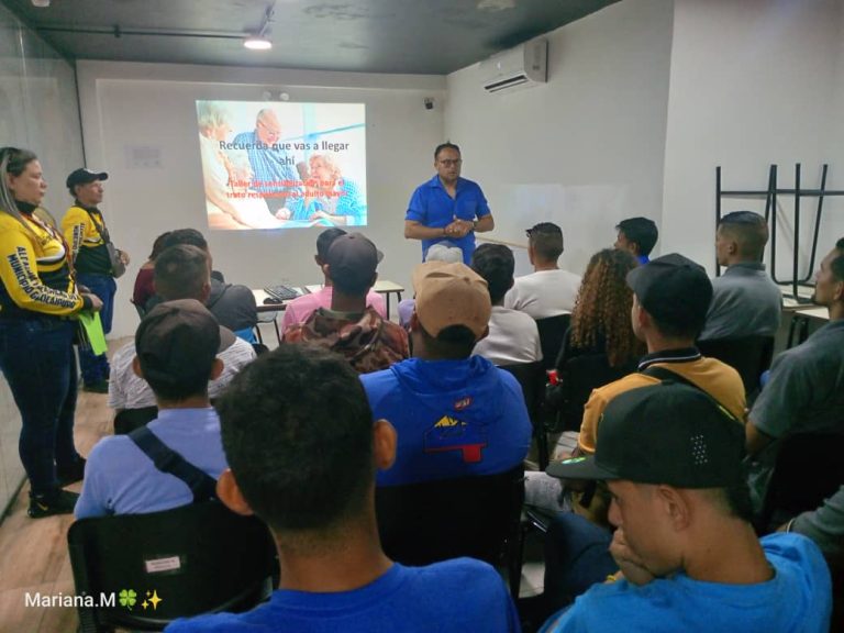 Dictan taller sobre trato respetuoso al adulto mayor a colectores de líneas de transporte en Los Teques.