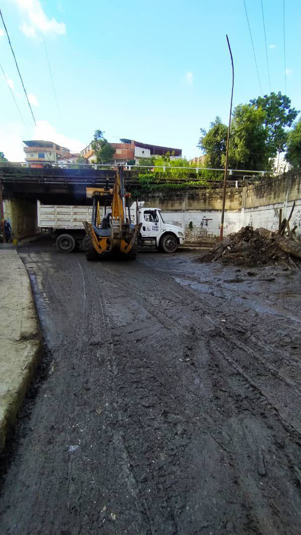 Alcaldía de Guaicaipuro atiende contingencia causada por lluvias.