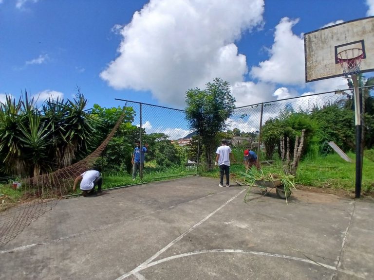 Inician trabajos de rehabilitación en cancha de la urbanización Santa Maria.