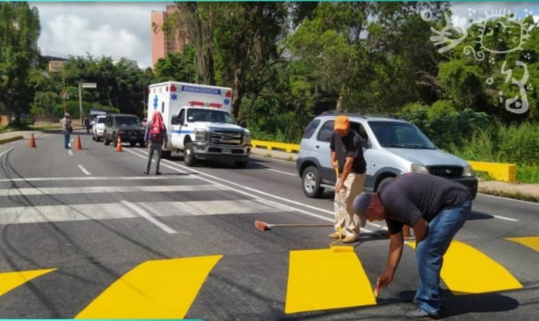 Serviguaicaipuro realizó labores de limpieza y despeje vial en la comunidad el vigía de Los Teques.