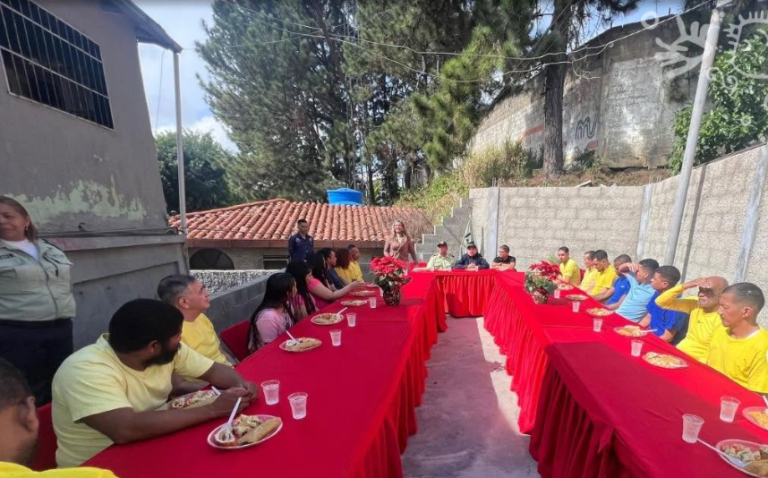 68 privados de libertad en poliguaicaipuro compartieron desayuno navideño.