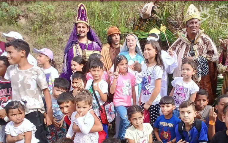 Reyes magos llenaron de alegría a los niños y niñas guaicaipureños.