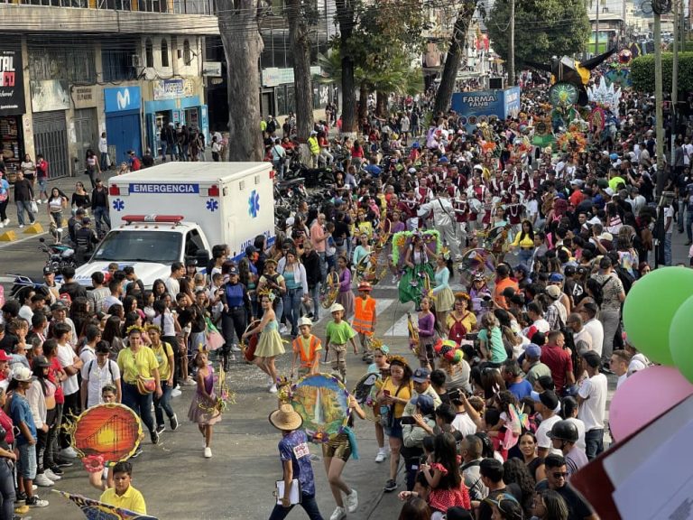 Colorido y multicultural desfile desbordó por segundo día calles tequeñas