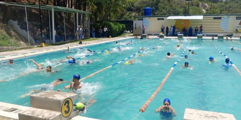 Más de 40 estudiantes pulen sus técnicas en primer Campamento de Natación