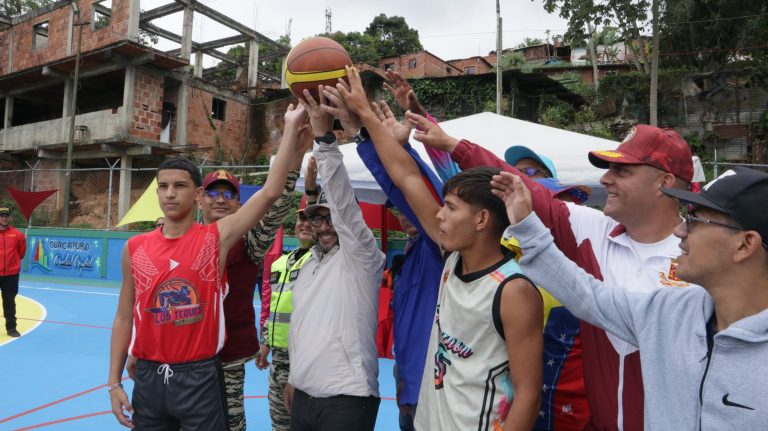 Entregan cancha recuperada a vecinos de Ramo Verde