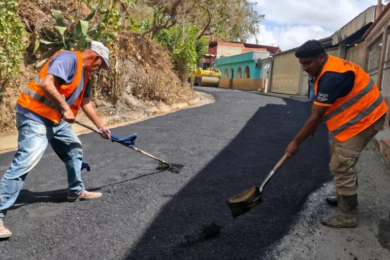 Colocan 210 toneladas de asfalto en sectores de Guaremal