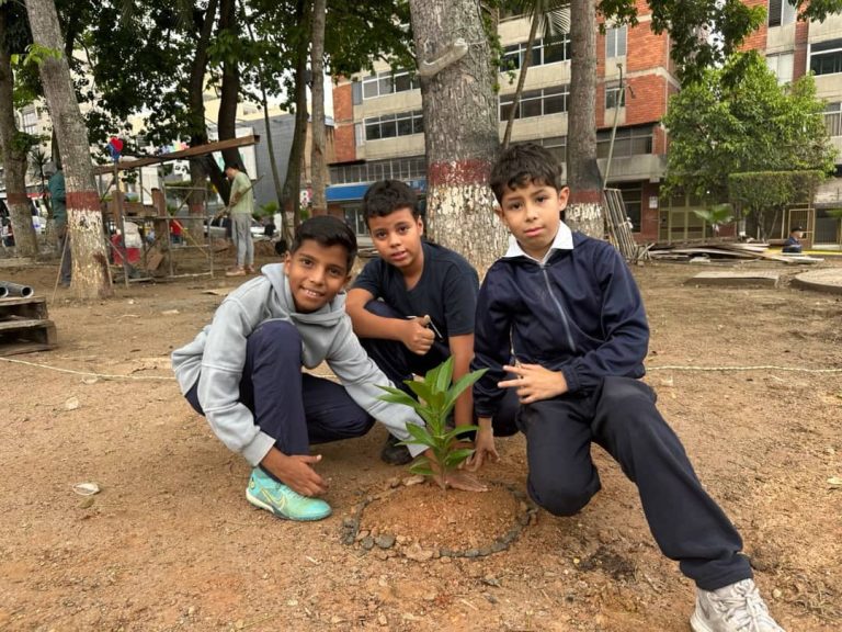 Estudiantes de Los Teques reverdecen plaza Guaicaipuro