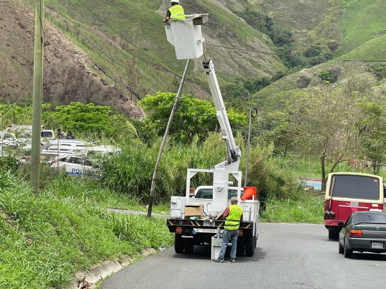 Instalan 65 luminarias en el urbanismo Ayacucho de Los Teques￼