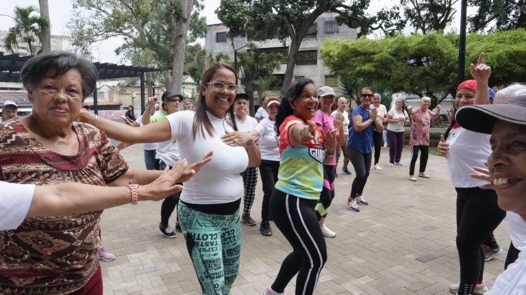 Adultos mayores también disfrutan de la plaza Guaicaipuro