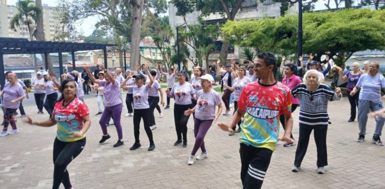 Más de 50 abuelas disfrutaron de bailosalud en la plaza Guaicaipuro
