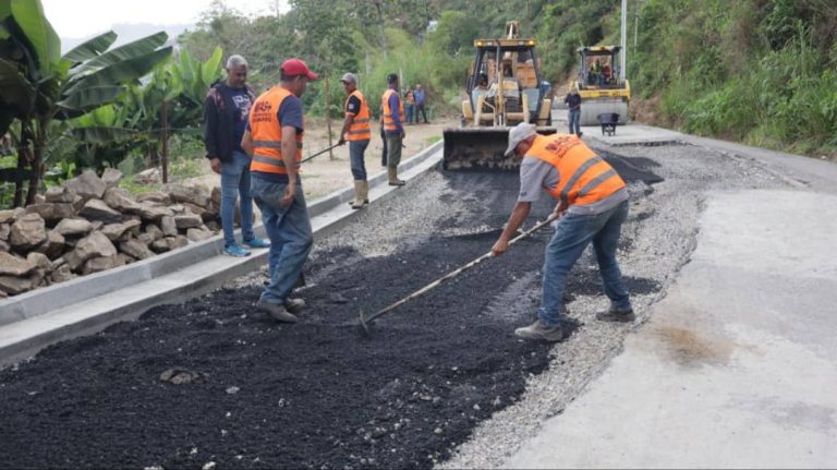 Colocan 120 toneladas de asfalto en vía principal de comuna Guaremal