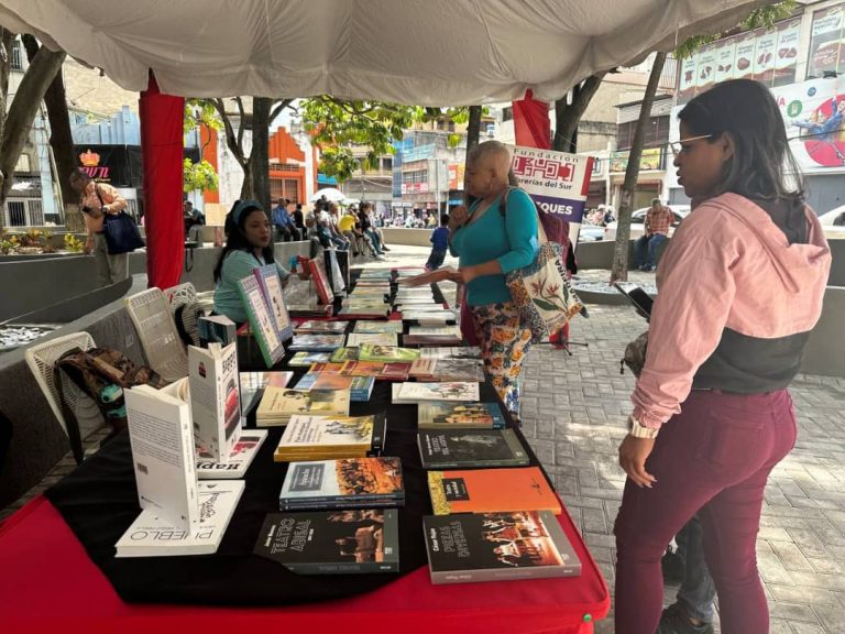 Tequeños tienen una cita con la lectura en la plaza Guaicaipuro