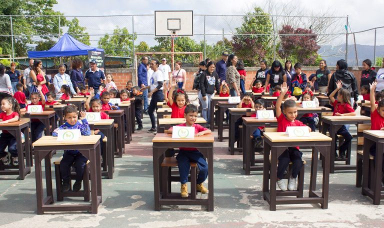 Escuela de Palo Alto recibe mobiliario hecho con material reciclado