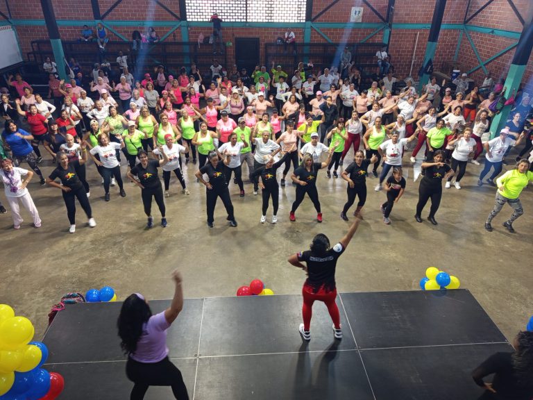 Celebran Día Nacional de la Actividad Física con bailosalud en Los Teques￼