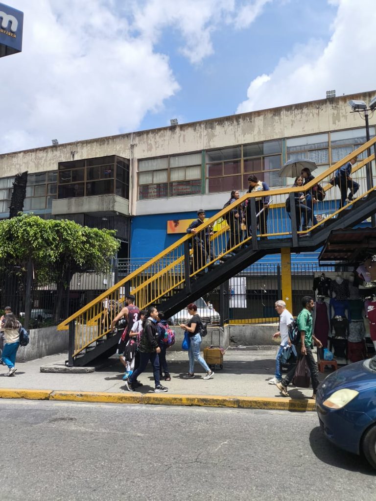 Refuerzan uso de pasarelas y conciencia vial en Los Teques