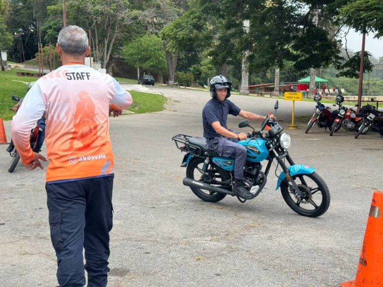 Funcionarios reciben formación integral en manejo de motocicletas