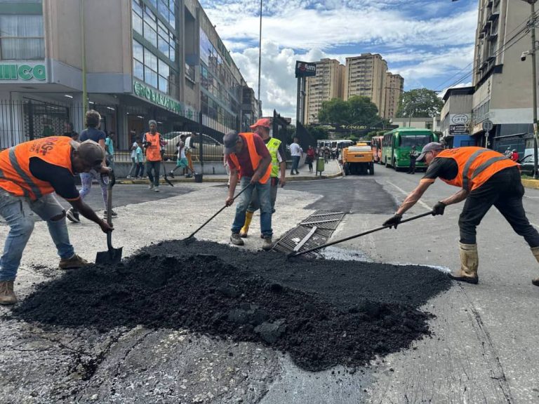 Inician plan de bacheo en casco central de Los Teques￼
