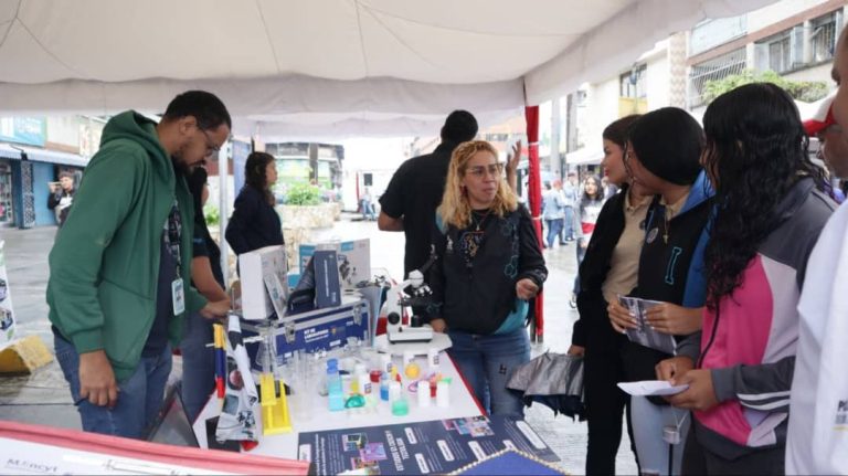 Más de 200 bachilleres exploraron opciones universitarias