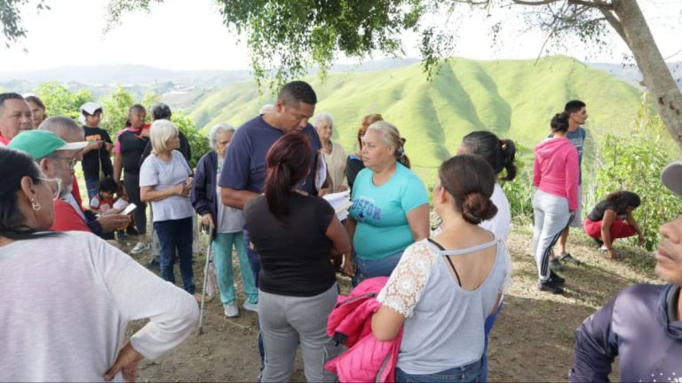 Comunidad Colinas del Ángel recibió materiales para construir cuarto de aseo