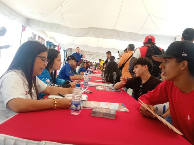 Más de 2.500 guaicaipureños optan a diversas oportunidades laborales 