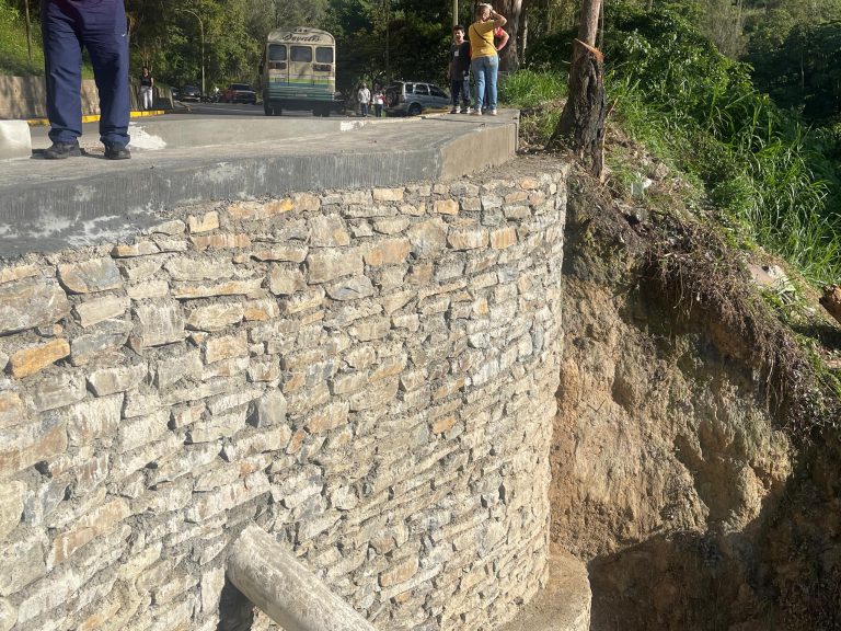 Culminan muro ciclópeo para brindar mayor seguridad a vecinos de El Encanto