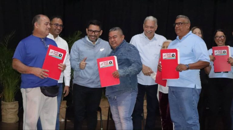 Otorgan 500 concesiones a locatarios de mercados municipales