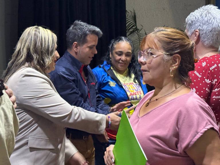 Transforman vidas en Guaicaipuro con entrega de 210 títulos de propiedad de tierras