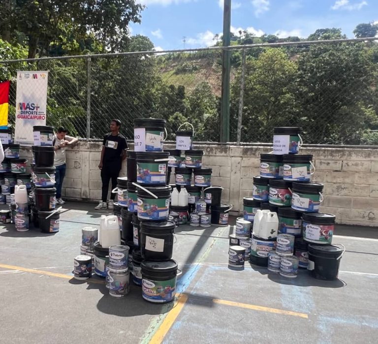 Entregan materiales para renovar canchas en nueve comunidades