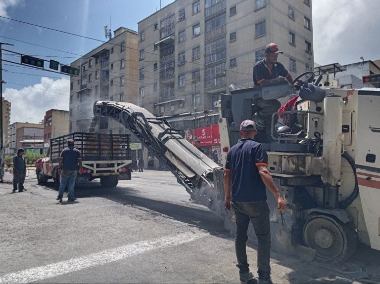 Inician plan de asfaltado en vías principales de Los Teques